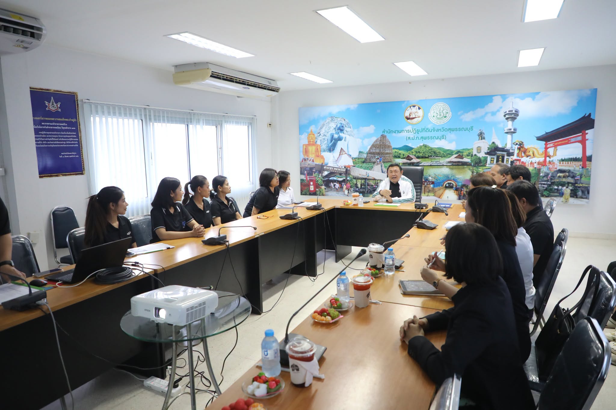title - เลขาธิการ ส.ป.ก. ตรวจเยี่ยม ส.ป.ก. สุพรรณบุรี